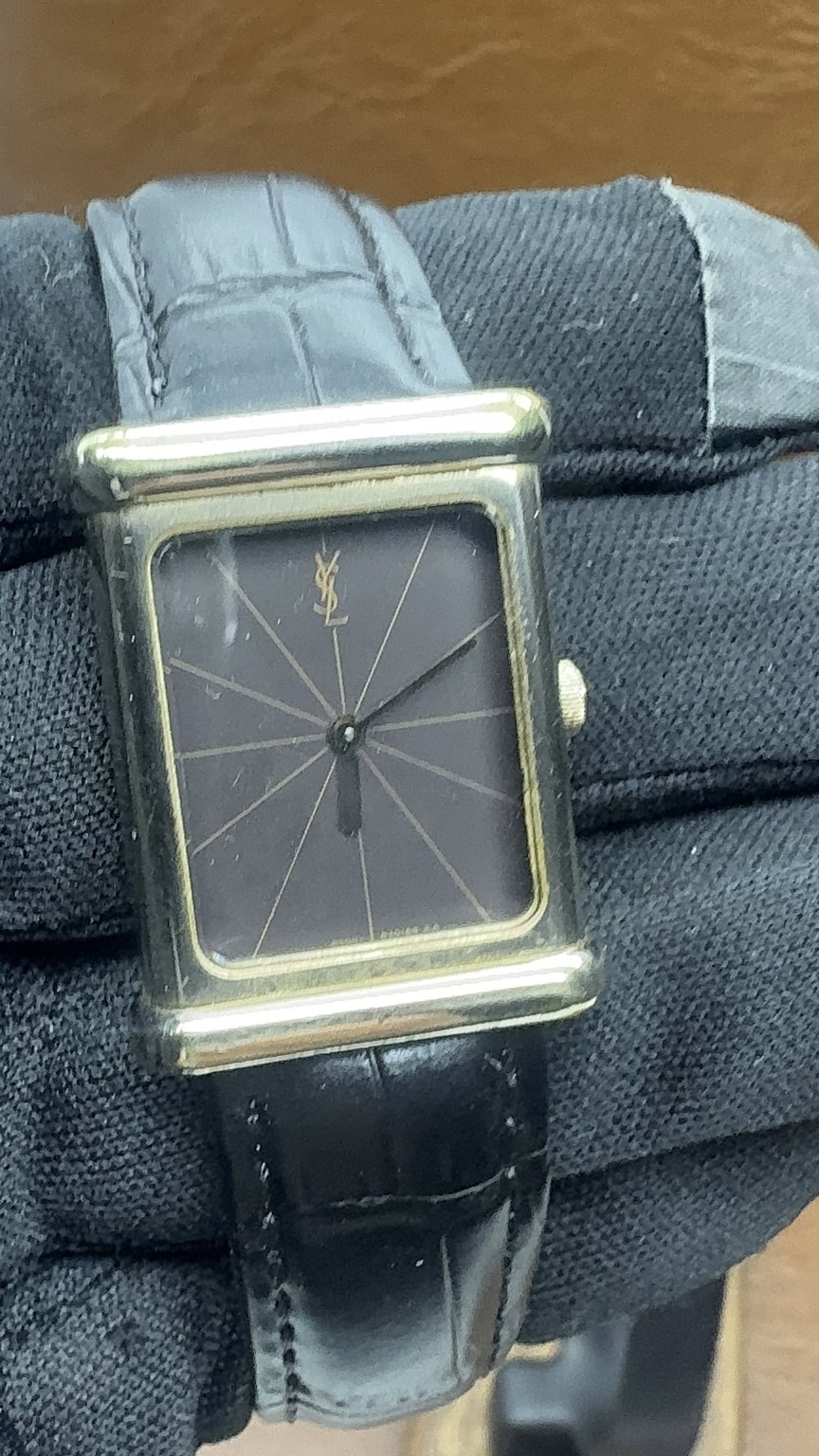 Yves Saint Laurent - الصورة 2